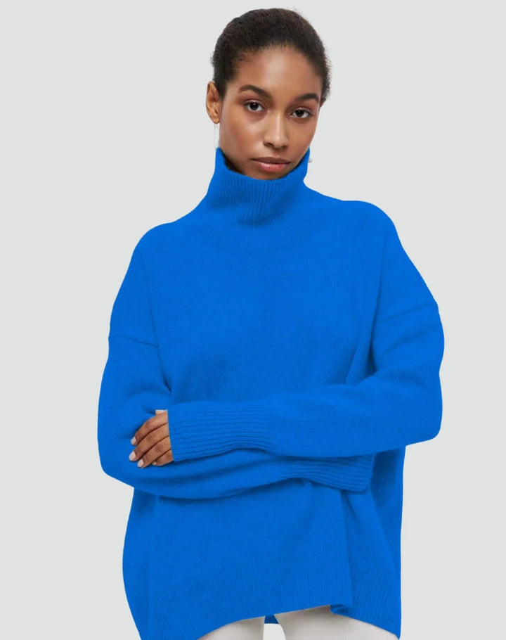 Sweter damski golf oversize w białym kolorze z prążkowanymi detalami