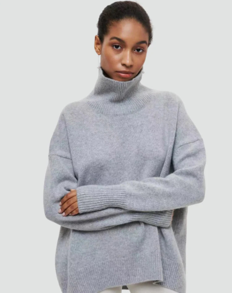 Sweter damski golf oversize w kremowym odcieniu z prążkowanymi mankietami