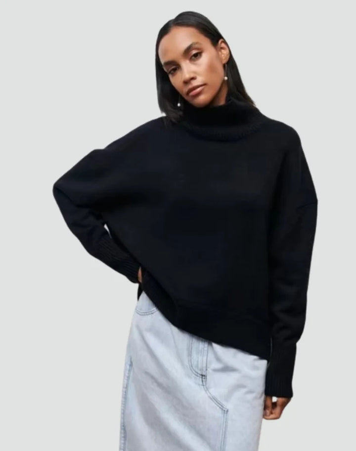 Sweter damski golf oversize w stylizacji z czarnymi spodniami