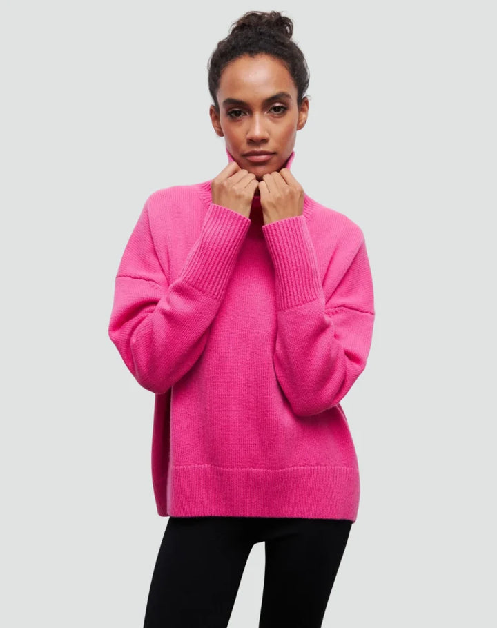 Sweter damski golf oversize w kolorze kremowym z prążkowanymi mankietami