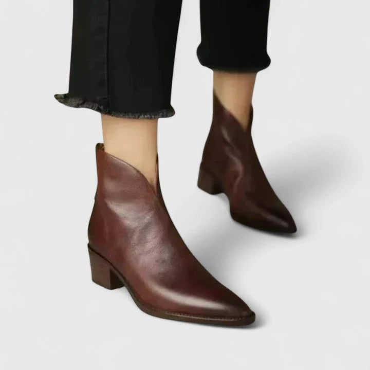 Women's ankle boots in black with pointed toe and comfortable low heel