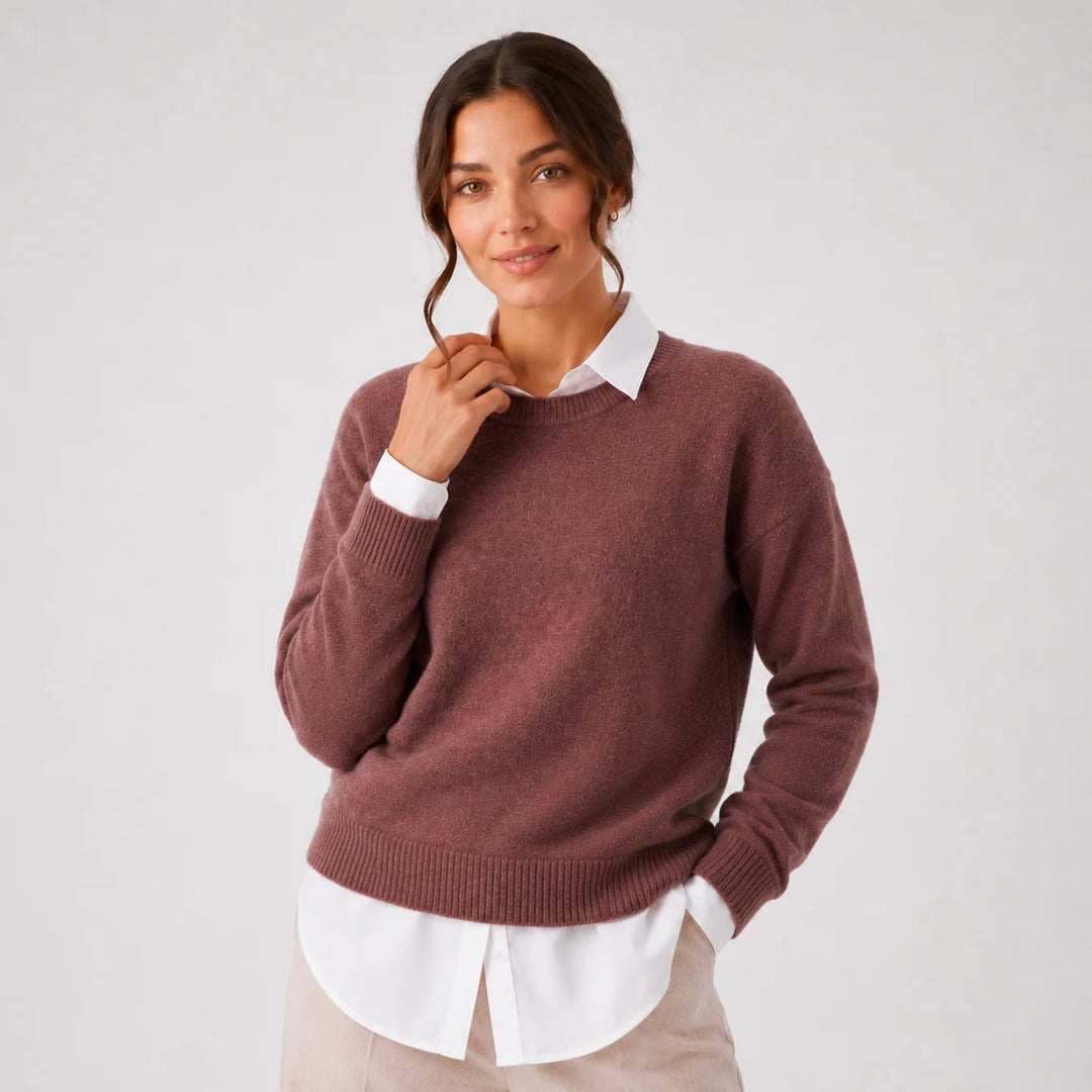 Damski sweter wełniany o eleganckim kroju i minimalistycznym wykończeniu w kolorze brązowym z okrągłym dekoltem