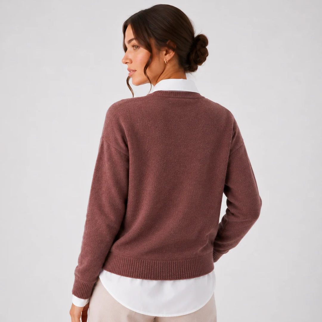 Elegancki sweter damski wełniany brązowy z minimalistycznym wykończeniem i długimi rękawami