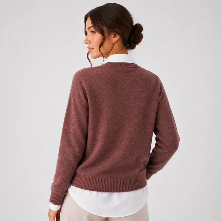 Elegancki sweter damski wełniany brązowy z minimalistycznym wykończeniem i długimi rękawami