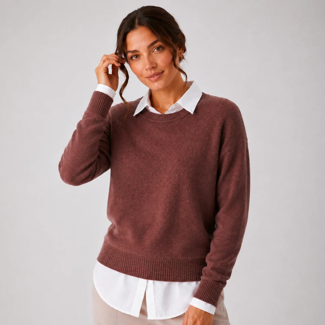 Sweter damski minimalistyczny brązowy z okrągłym dekoltem i długimi rękawami