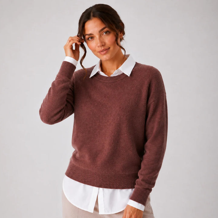 Sweter damski minimalistyczny brązowy z okrągłym dekoltem i długimi rękawami