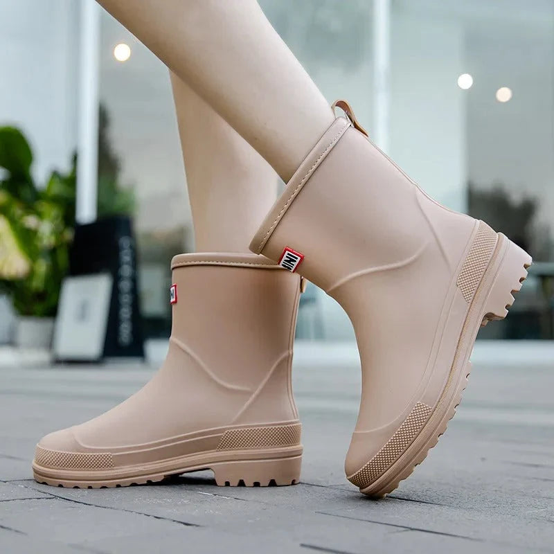 Buty deszczowe damskie za kostkę z antypoślizgową podeszwą, prezentacja kolorów: zieleń, róż, fiolet, czerń, beż