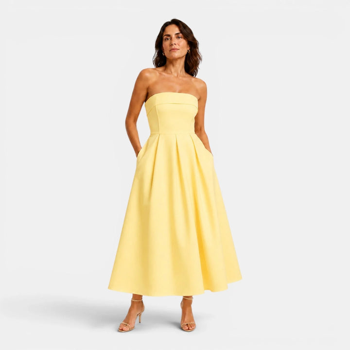 Sukienka midi gorsetowa plisowana prezentowana na modelce w studio