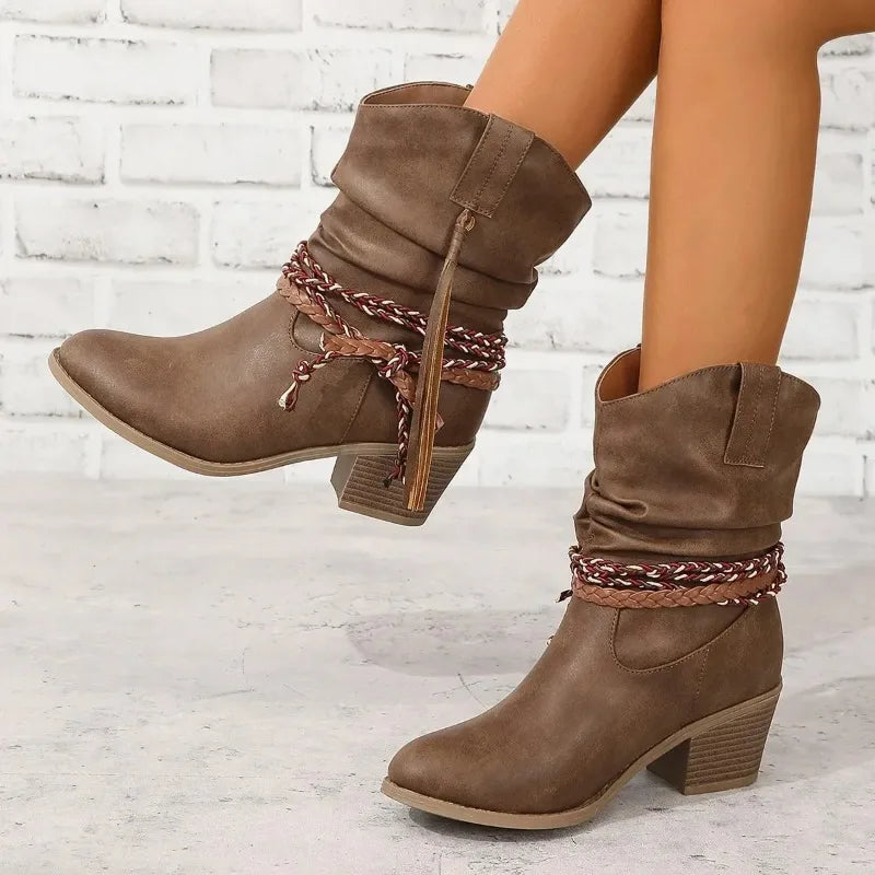Widok z boku botek western z wyciętymi bokami i zamszowym wykończeniem w stylu boho