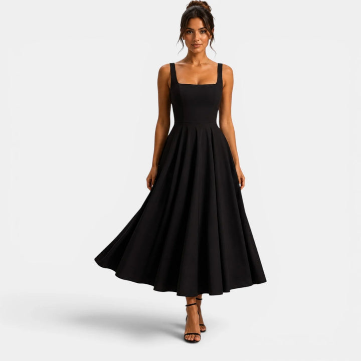Zbliżenie na zaznaczoną talię i gładką tkaninę sukienki midi