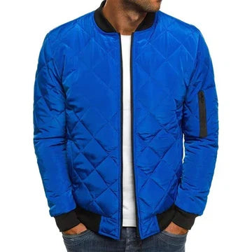 Kieszeń na rękawie męskiej kurtki pikowanej bomber zapinana na zamek