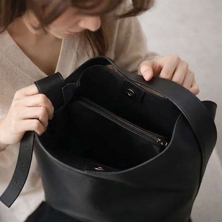 Minimalistyczna torba na ramię z wegańskiej skóry z trapezowym kształtem i złotą klamrą