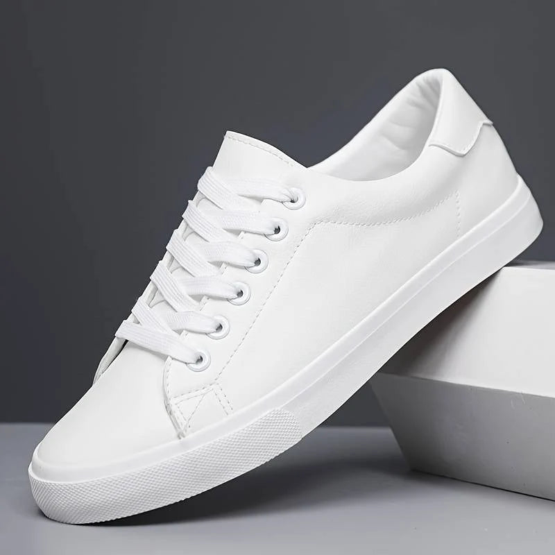 Niskie sneakersy męskie w białym kolorze, czarny panel na pięcie, gładka powierzchnia, uniwersalny design, widok z tyłu.