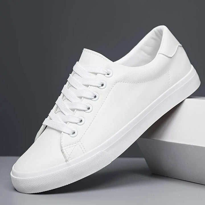 Niskie sneakersy męskie w białym kolorze, czarny panel na pięcie, gładka powierzchnia, uniwersalny design, widok z tyłu.