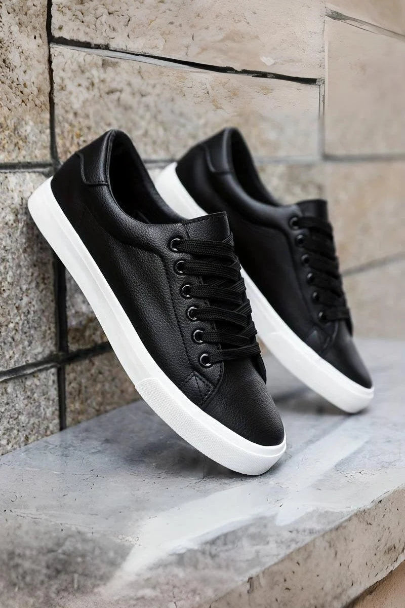 Sneakersy męskie białe z kontrastowym panelem, niskie wykończenie, gładki materiał, zaokrąglony czubek, widok z boku.