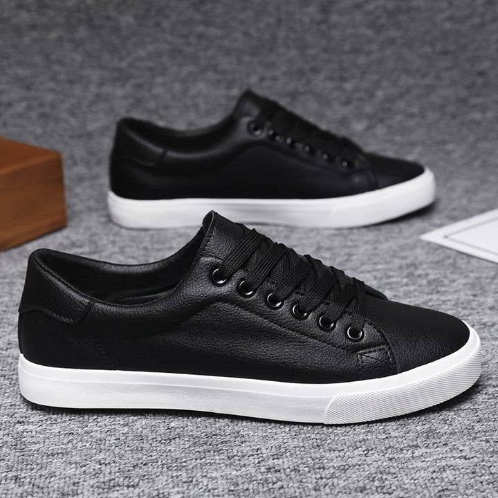 Minimalistyczne sneakersy męskie białe z czarnym detalem, teksturowana podeszwa, uniwersalny fason, widok z boku.
