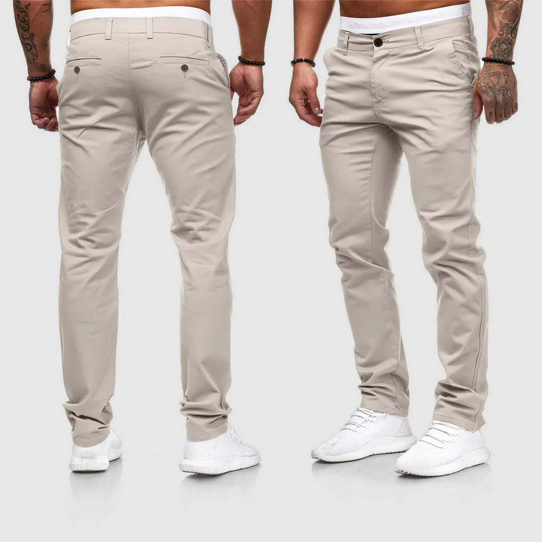 Spodnie chino męskie w kroju slim fit w kolorze beżowym, widok z przodu i tyłu na modelach