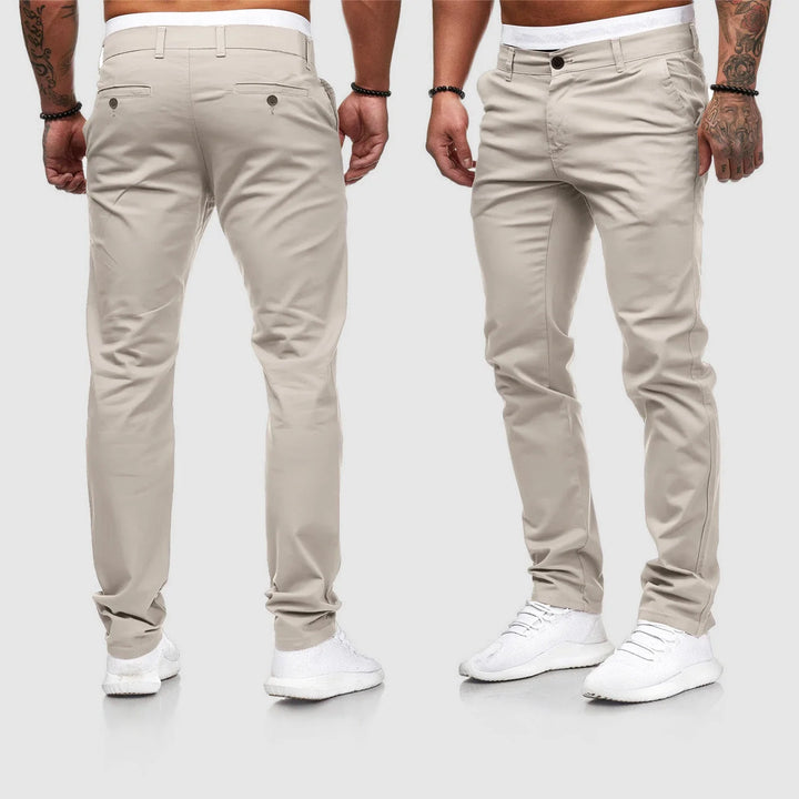 Spodnie chino męskie w kroju slim fit w kolorze beżowym, widok z przodu i tyłu na modelach