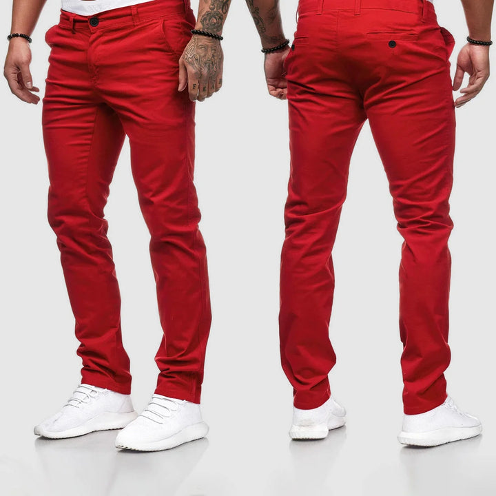 Spodnie chino męskie slim fit beżowe noszone z białymi trampkami, elegancki casual look