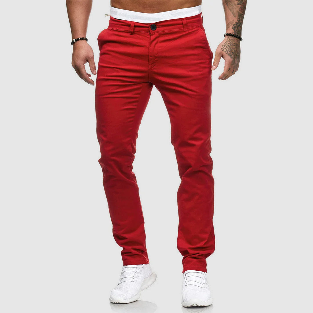 Klasyczne spodnie chino męskie slim fit w jasnym beżu, widok pełnej długości na modelu