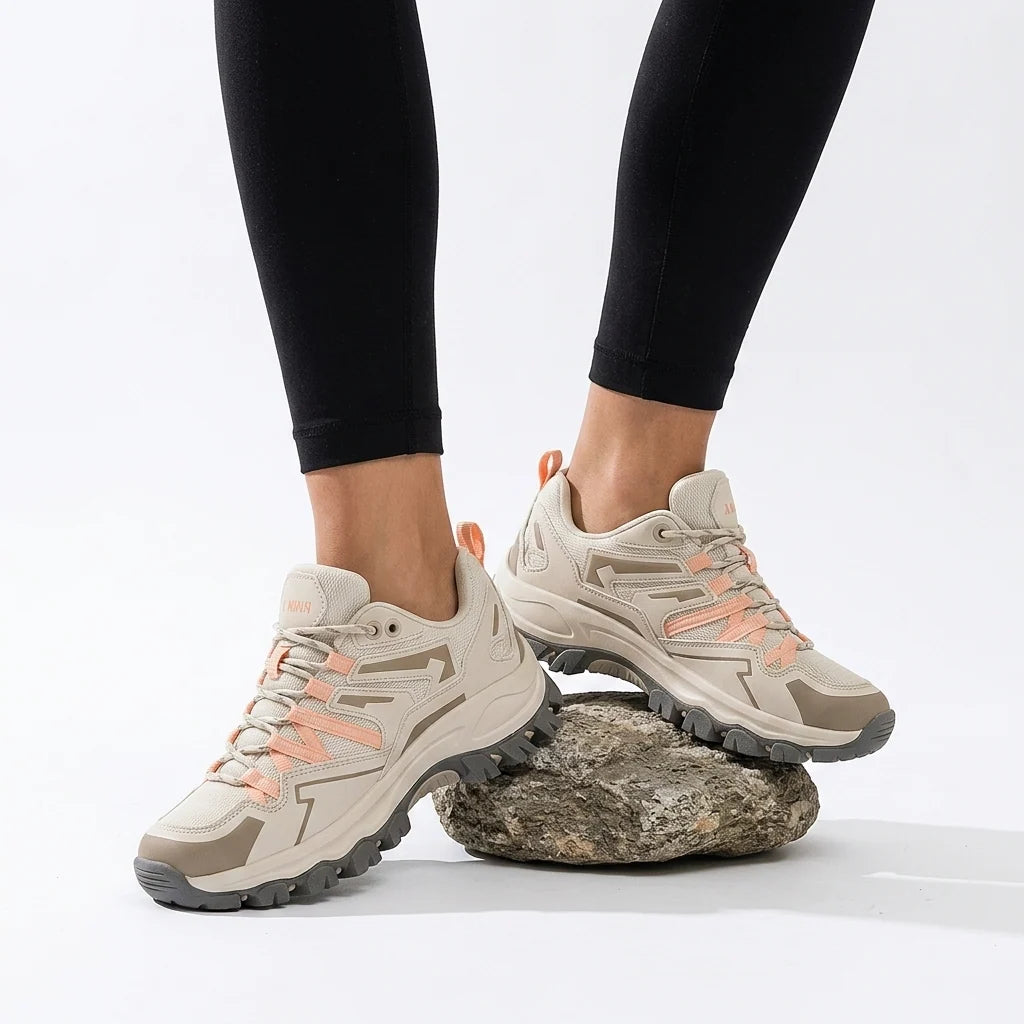 Buty trekkingowe damskie z klasycznym sznurowaniem zapewniającym dopasowanie do stopy
