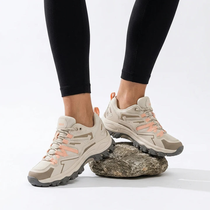 Buty trekkingowe damskie z klasycznym sznurowaniem zapewniającym dopasowanie do stopy