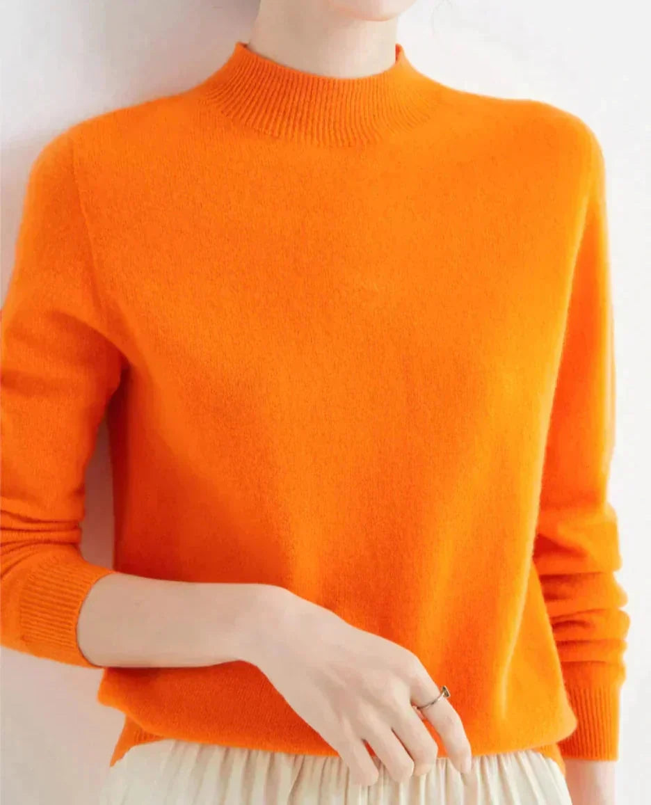 Sweter damski z gładką dzianinę, klasyczny krój z dekoltem okrągłym, widok z przodu na modelce