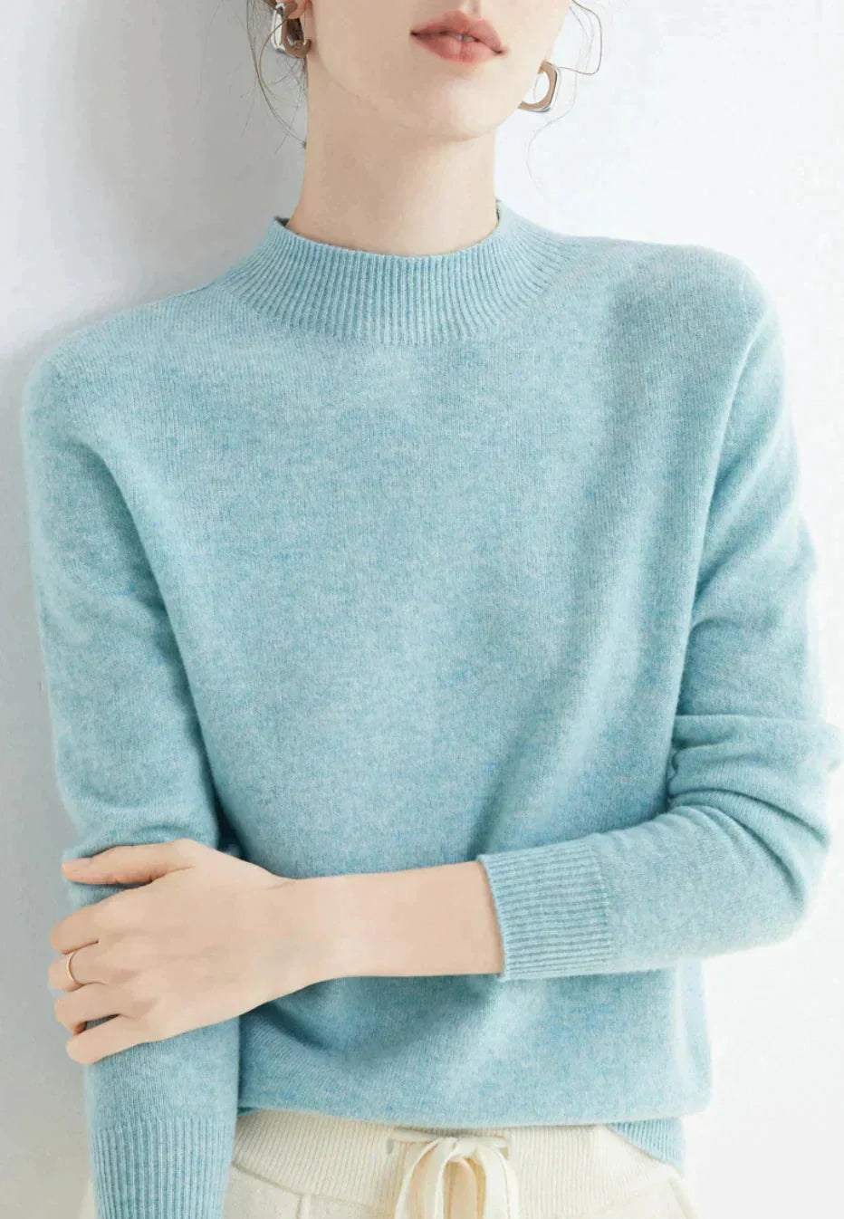 Sweter damski z dekoltem okrągłym, regularny fason, miękka dzianina, widok z przodu na modelce