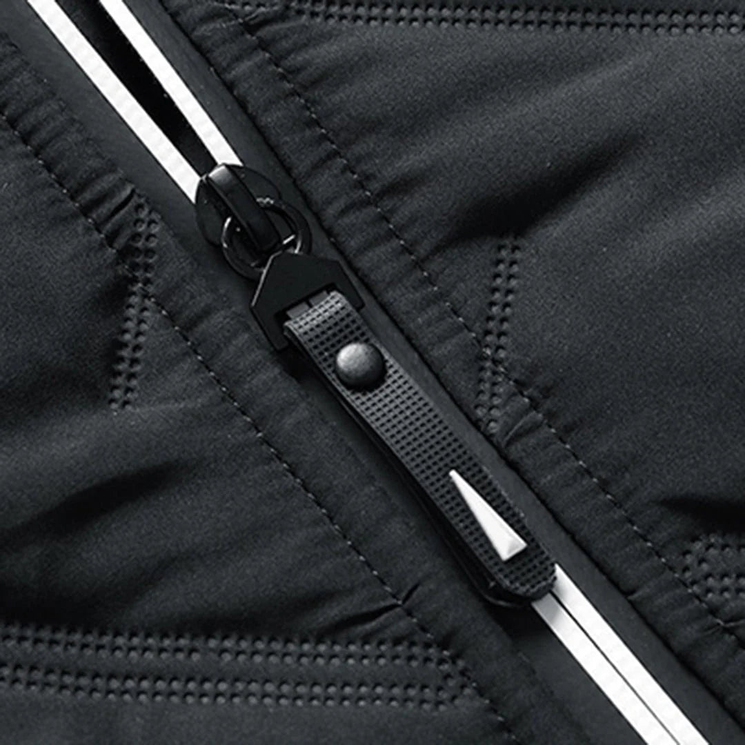 Kurtka męska casual fit z lekkiego materiału odpornego na wiatr, widok boczny z naszywką na rękawie