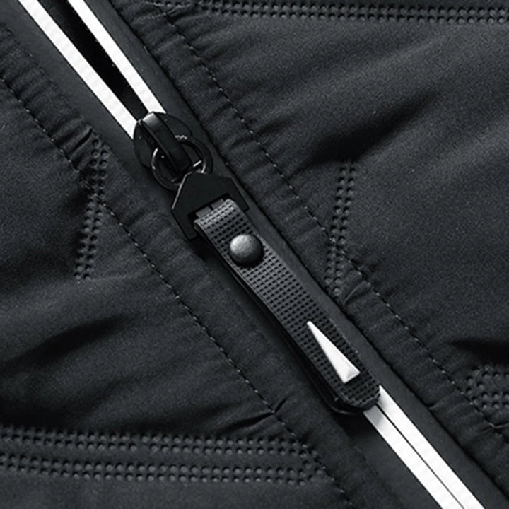 Kurtka męska casual fit z lekkiego materiału odpornego na wiatr, widok boczny z naszywką na rękawie
