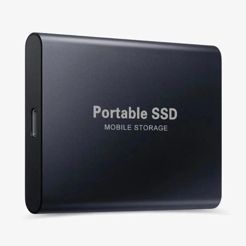 Dysk SSD podłączony kablem USB Type-C do komputera podczas transferu danych