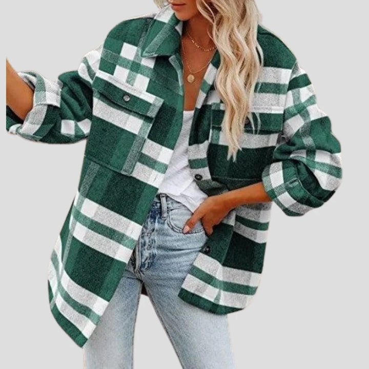 Kobieca Kraciasta Overshirt w zielono-białą kratę z zapięciem na guziki i kieszeniami na piersi