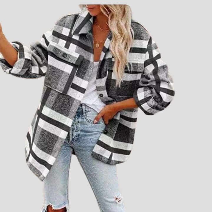 Kraciasta koszula overshirt do bioder noszona na białym topie i dżinsach w casualowej stylizacji