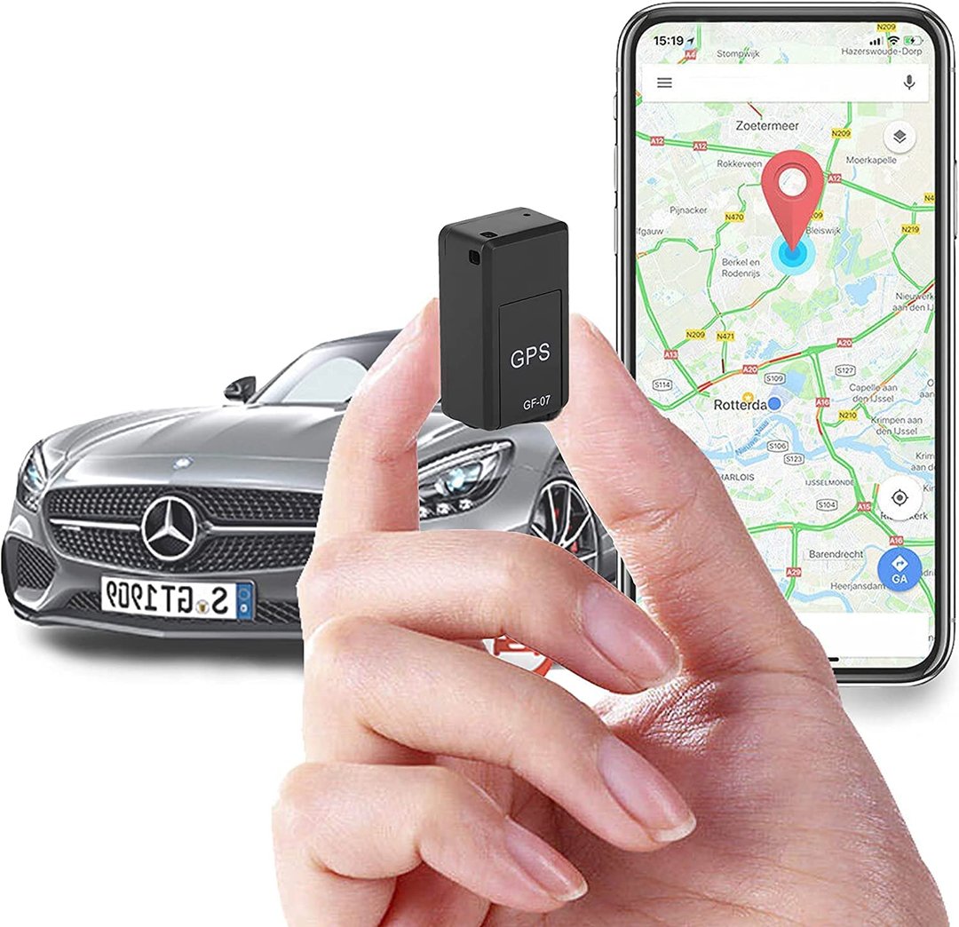 Mocny Magnetyczny Mini Lokalizator GPS Auto w dłoni z widokiem na ekran telefonu pokazujący mapę lokalizacji pojazdu
