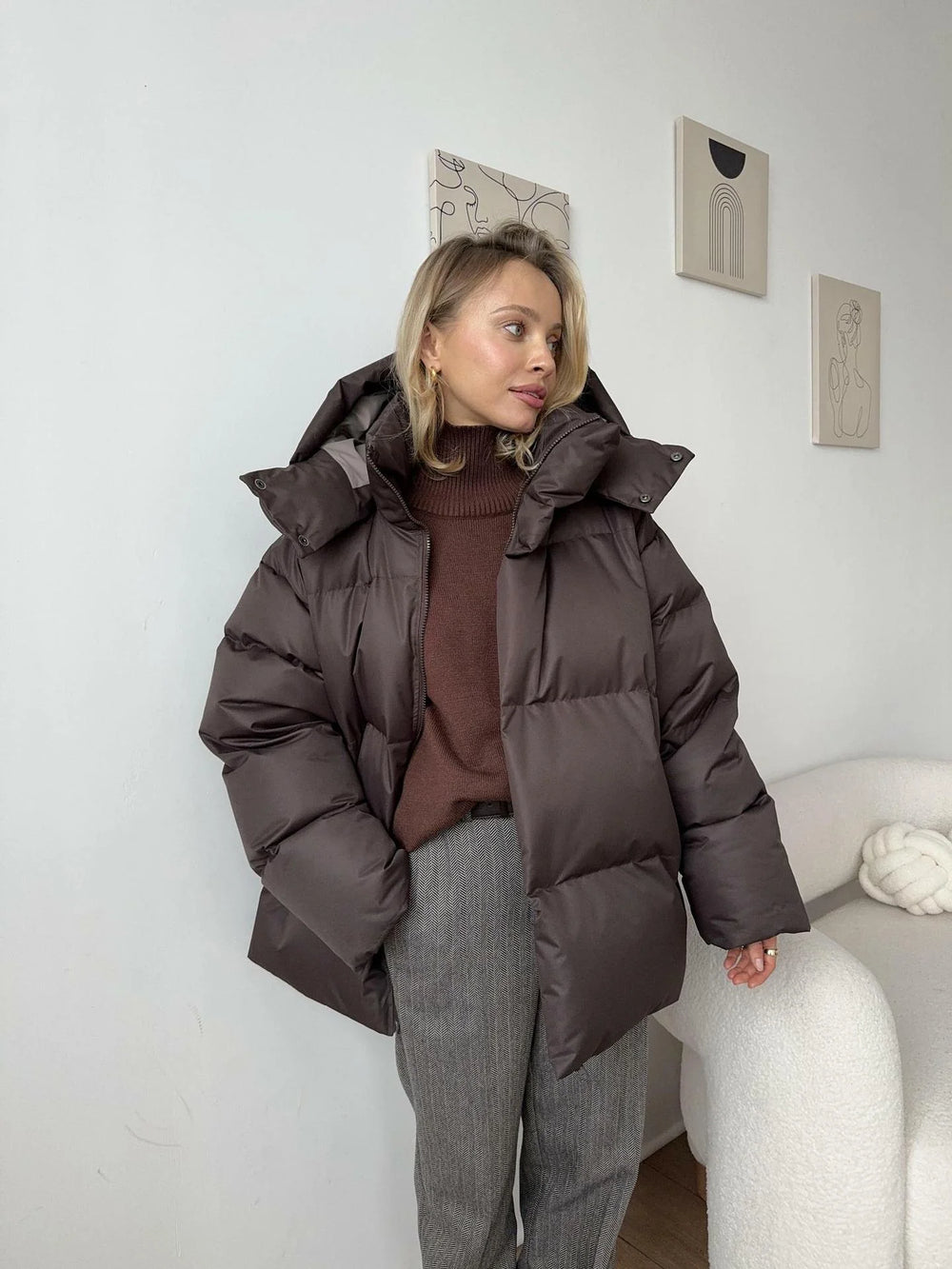Widok z boku kurtki puffer damskiej oversize z przeszyciami puchowymi i długością do ud