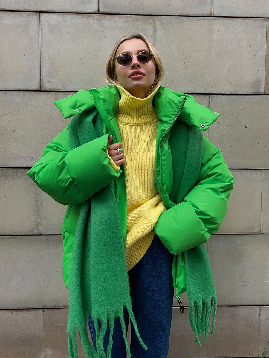 Kurtka zimowa damska puchowa puffer z kapturem oversize w pełnej stylizacji miejskiej