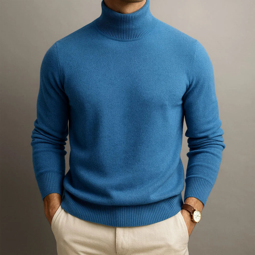 Golf męski z wysokim kołnierzem wykonany z miękkiej dzianiny w kolorze niebieskim, widok z przodu