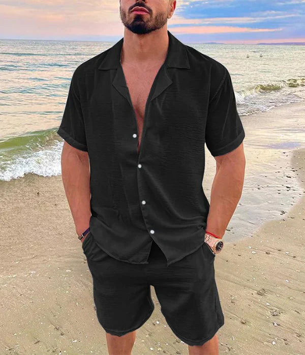 Widok z boku na Męski Letni Zestaw z Teksturowanym Wykończeniem — swobodny fason i lekka tkanina strukturalna