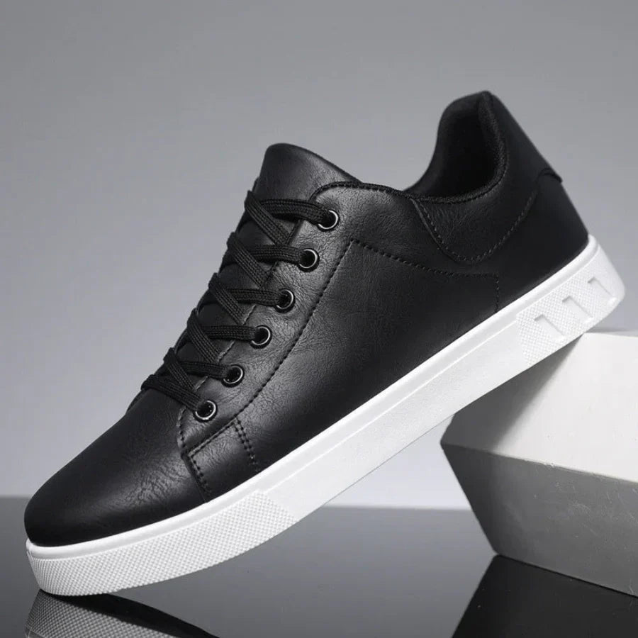Sneakersy męskie sznurowane minimalistyczne z czarną cholewką i białą podeszwą widok z boku