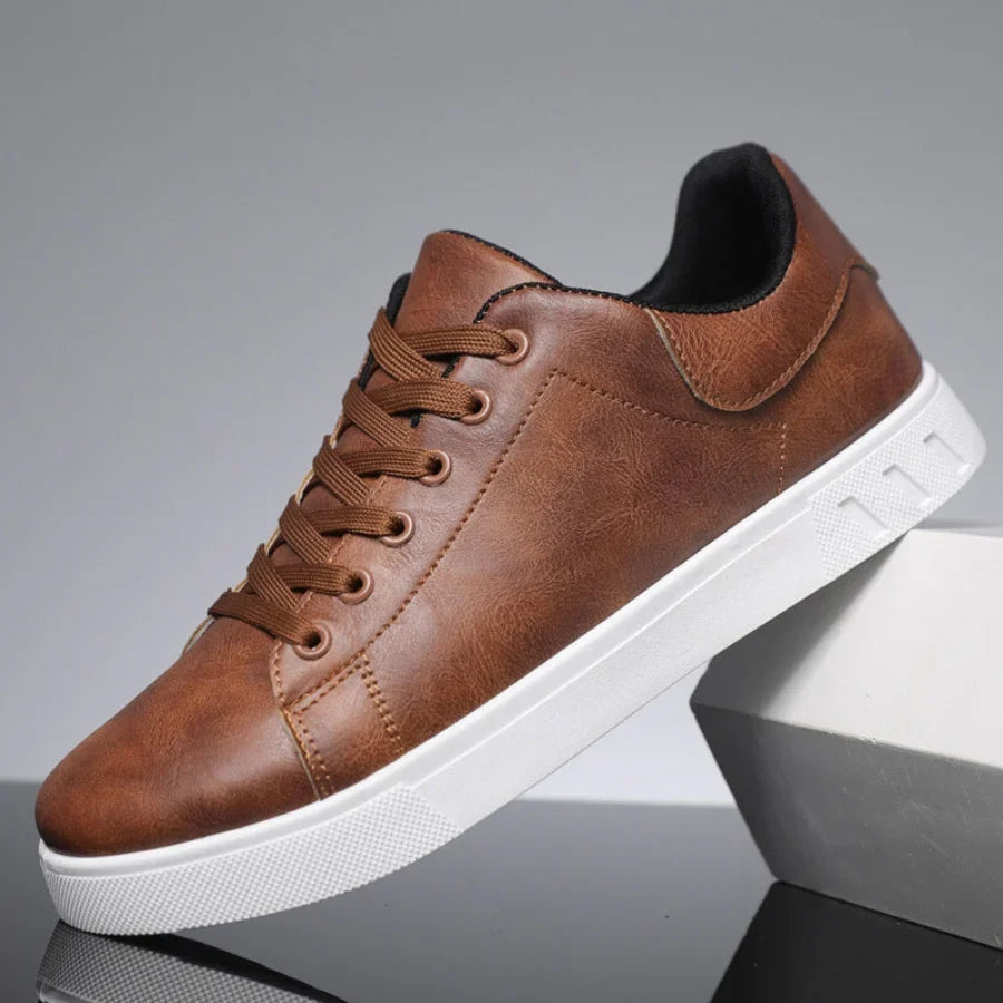 Sneakersy męskie sznurowane minimalistyczne z czarną cholewką widok z przodu