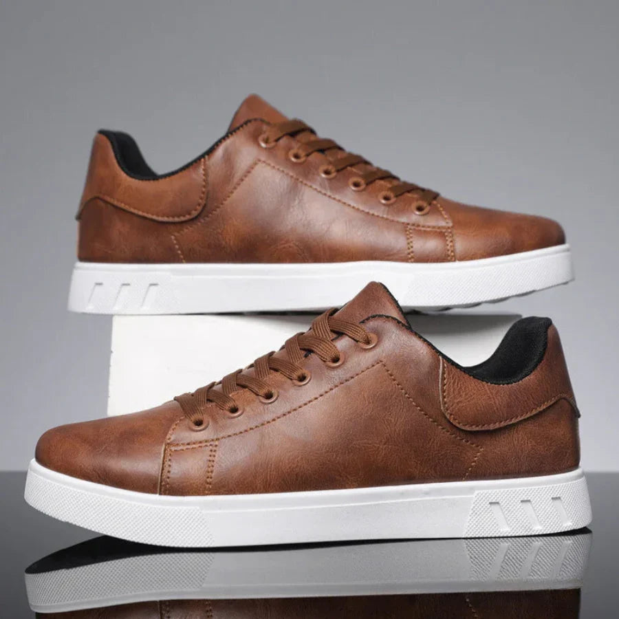 Sneakersy męskie sznurowane minimalistyczne z czarną cholewką widok z tyłu