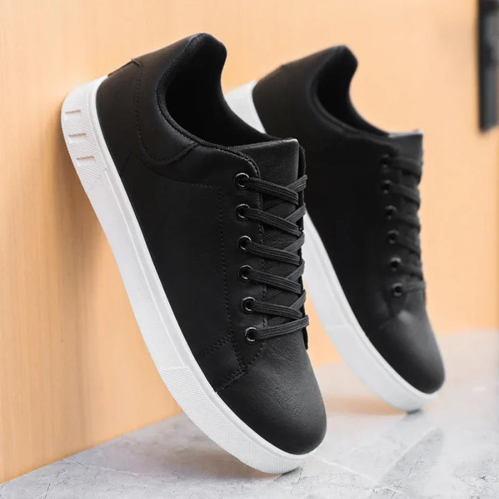 Sneakersy męskie sznurowane minimalistyczne z czarną cholewką widok z góry