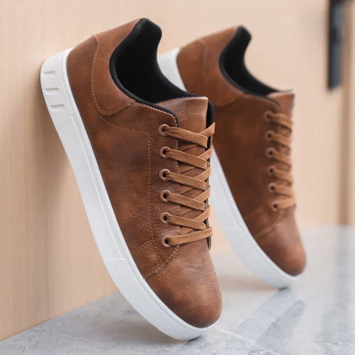 Sneakersy męskie sznurowane minimalistyczne z czarną cholewką widok podeszwy