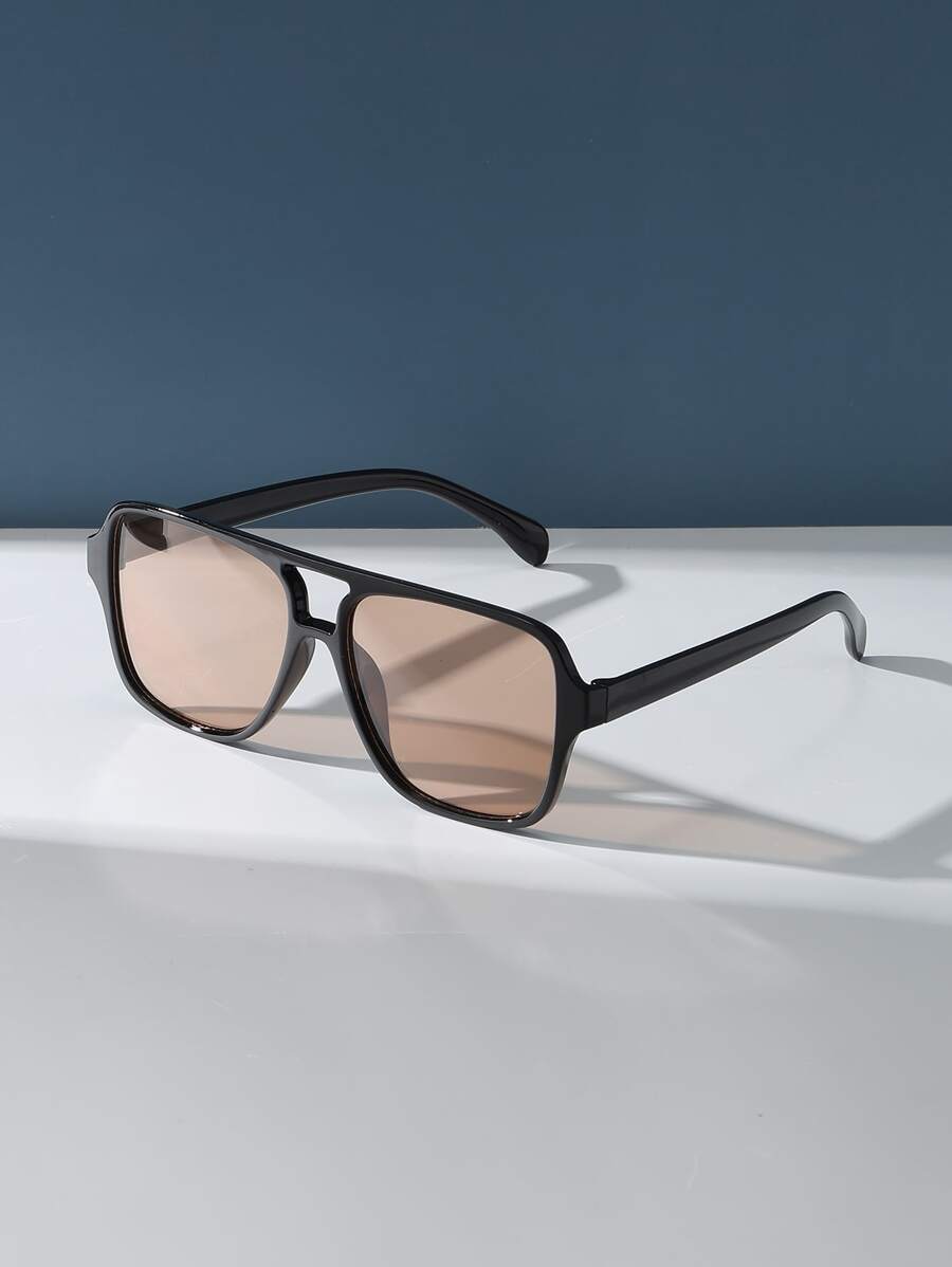 Okulary damskie oversized w czarnej ramie z połyskiem na tle jasnym