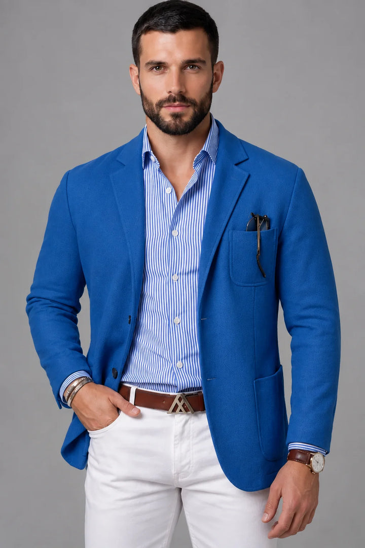 Marynarka męska casual w kolorze brązowym z boku z widokiem na dopasowany krój slim fit