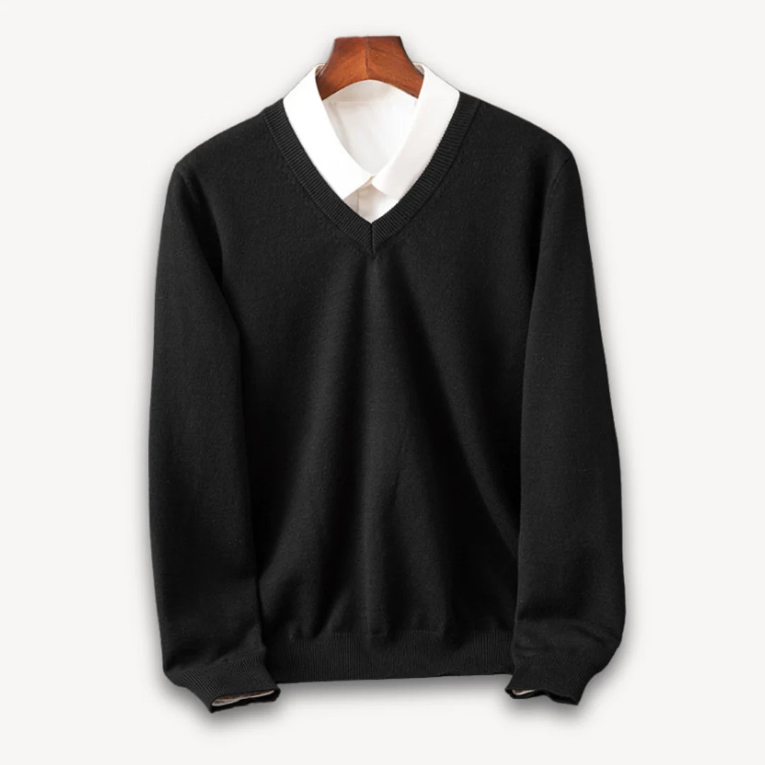 Sweter męski v-neck z miękkiej dzianiny w czarnym kolorze z długim rękawem i dopasowanym krojem