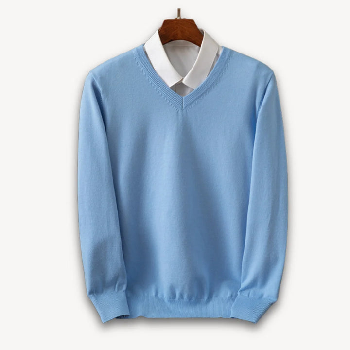 Czarny sweter męski v-neck z delikatnej dzianiny w dopasowanym kroju smart casual