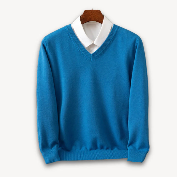 Klasyczny sweter męski v-neck w czerni z gładkim wykończeniem i eleganckimi mankietami