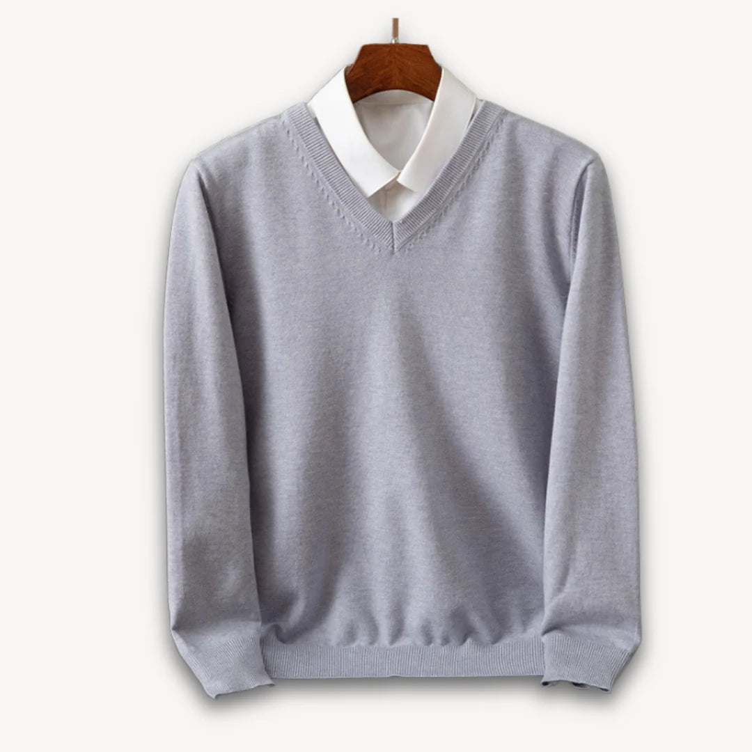 Czarny sweter męski z dzianiny z dekoltem v-neck w uniwersalnym klasycznym stylu
