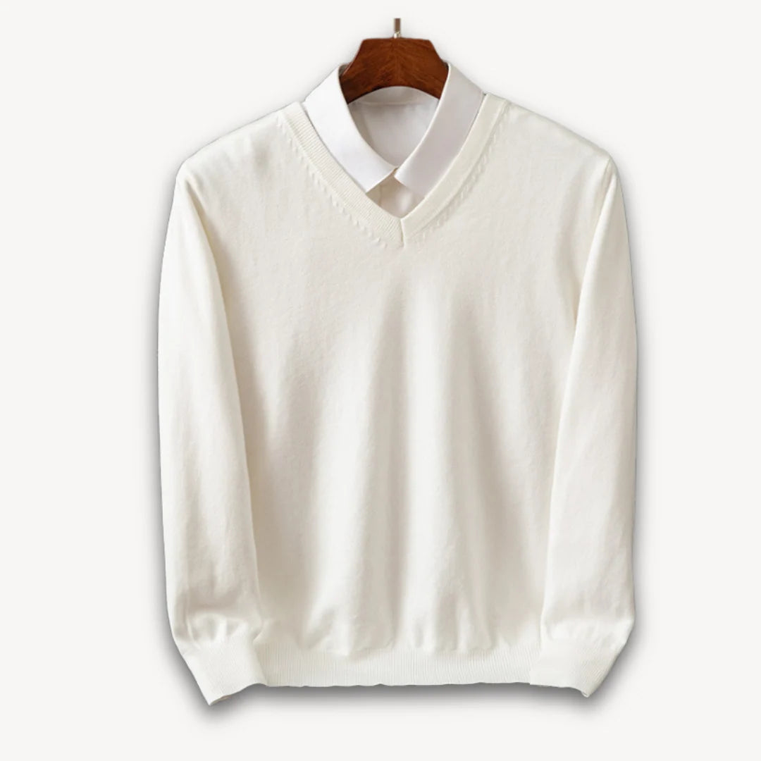 Męski sweter v-neck w czarnym kolorze z miękkiej dzianiny i eleganckimi detalami